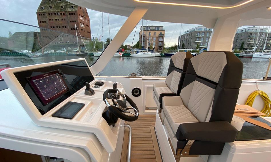 Fjord 41 XL, Helm Station