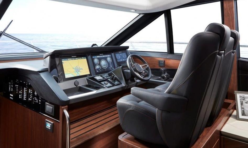 Princess S60, Helm Station