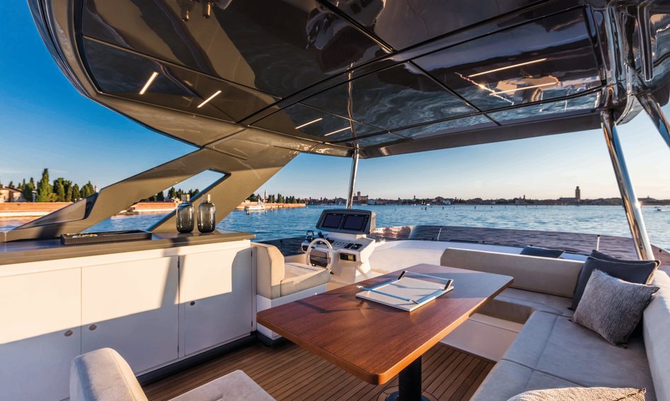 Ferretti 670, Fly Deck/Sportdeck