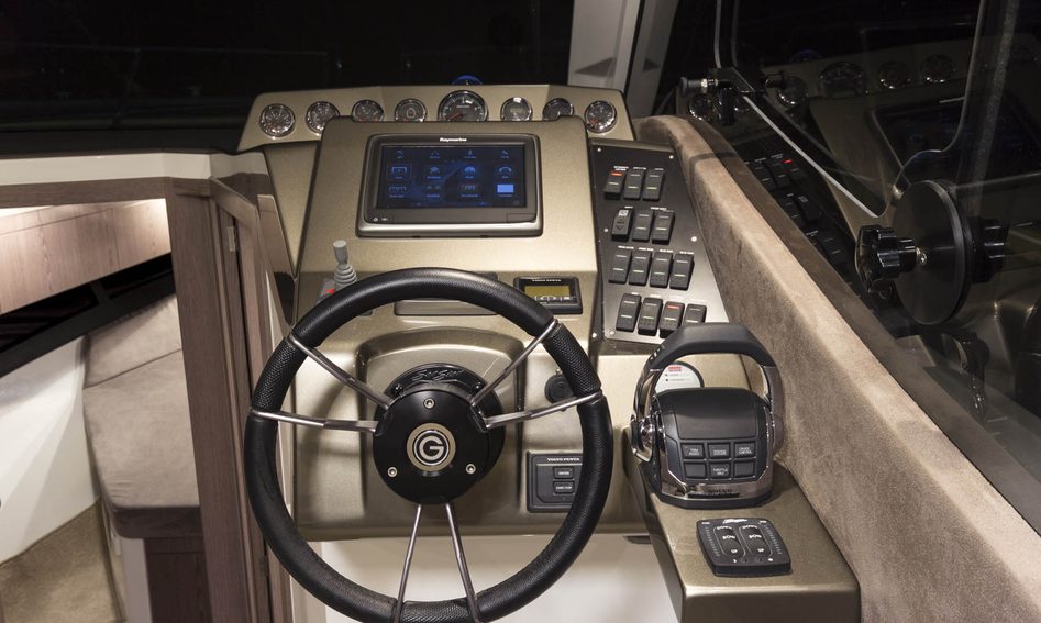 Galeon 310 HTC, Helm Station