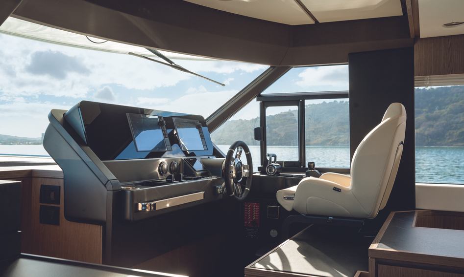 Azimut Magellano 66 Gen 2, Helm Station