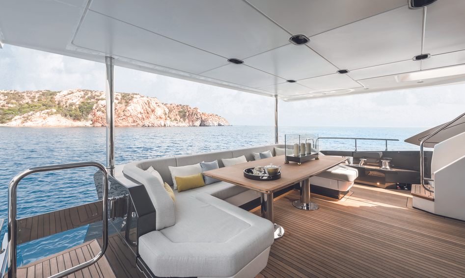 Azimut Grande 27M, Deck Area