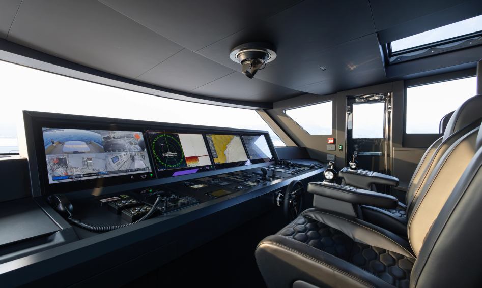 ISA Viper 130, Helm Station