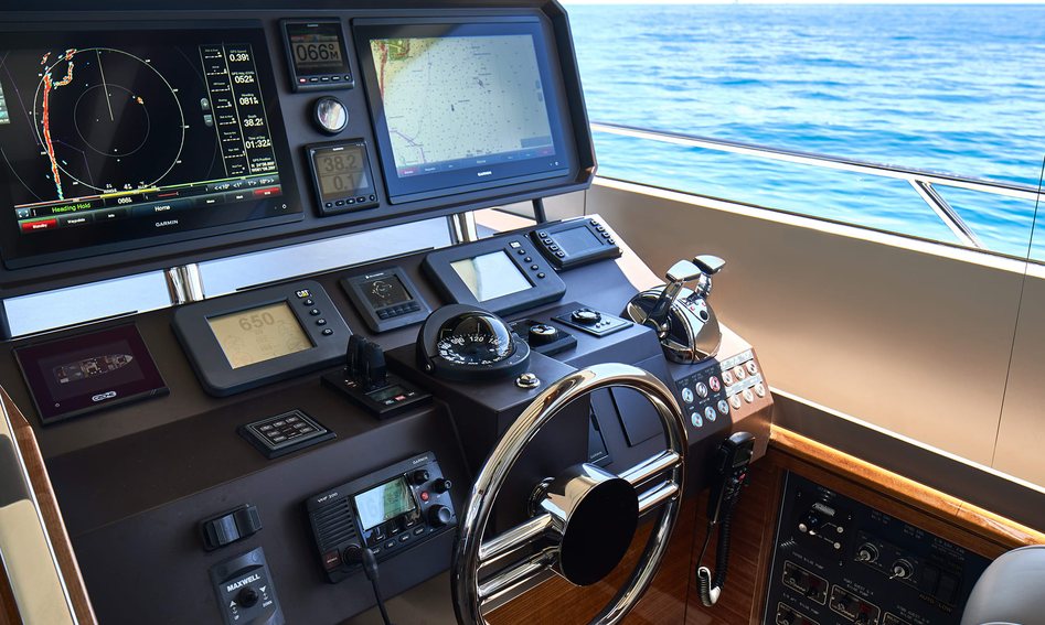 CL Yachts CLA76f, Helm Station