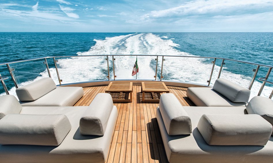 Monte Carlo Yachts MCY 105, Deck Area