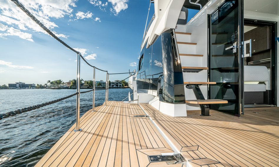 Galeon 400 Fly Gen 2, Deck Area