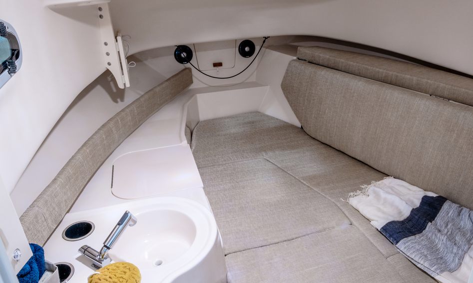 Grady-White Gulfstream 232 , Interior