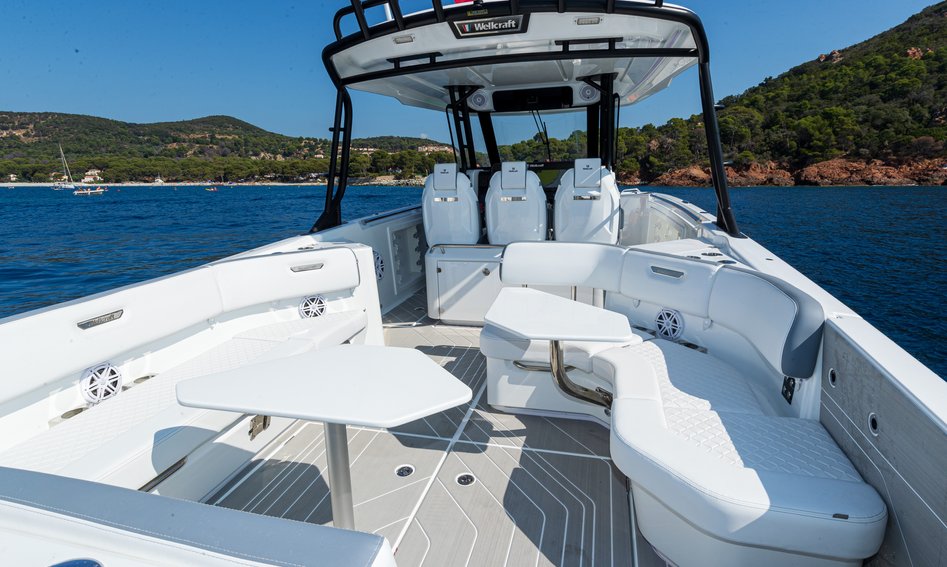 Wellcraft 38 T-Top, Deck Area