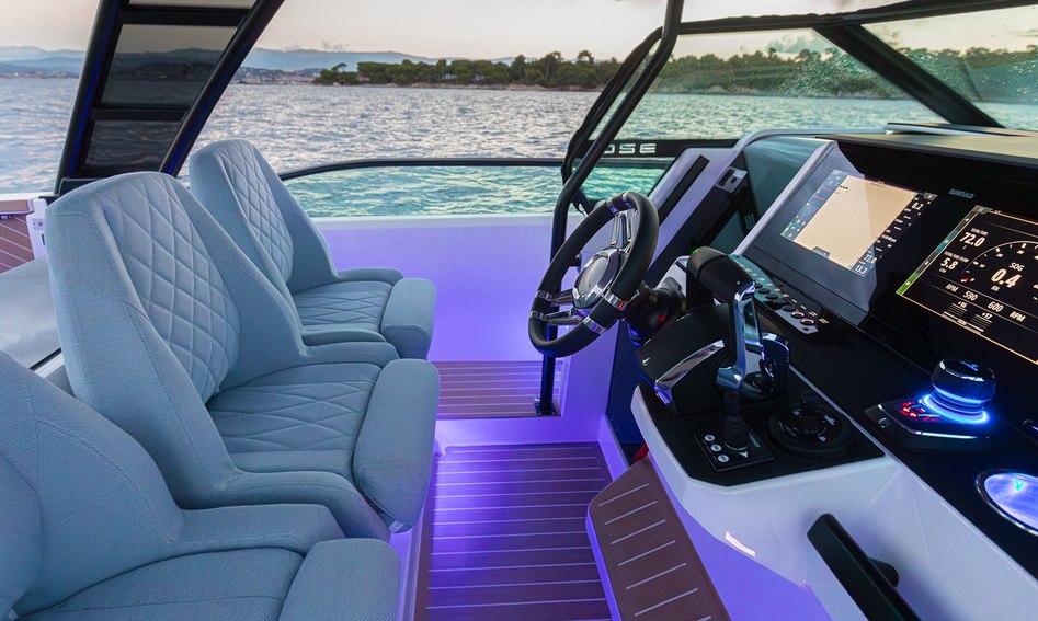 Saxdor 320 GTO Gen 2, Helm Station