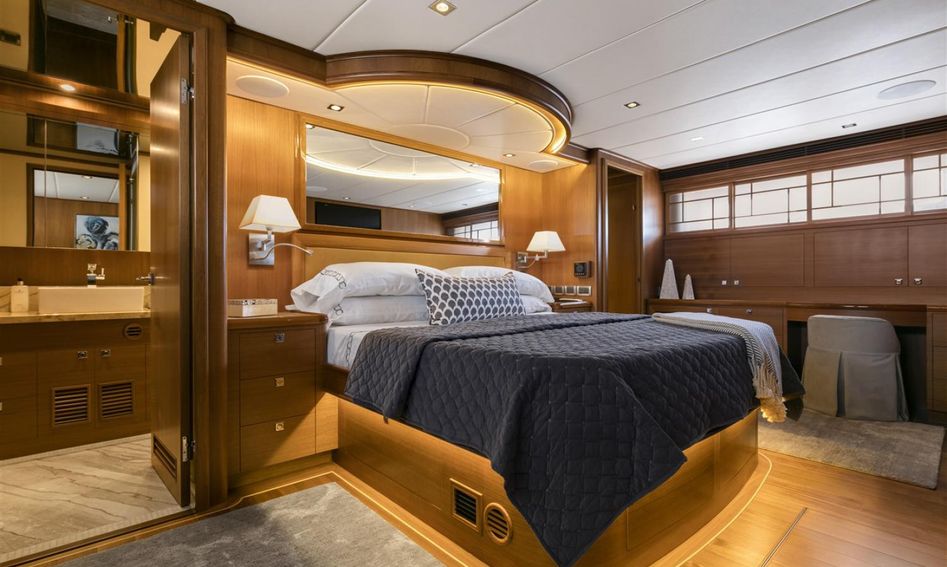 Outer Reef 860 Deluxbridge Skylounge Motoryacht, Accommodation