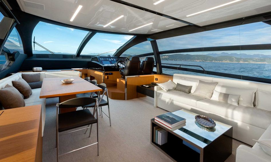 Riva 76&#039; Perseo, Interior