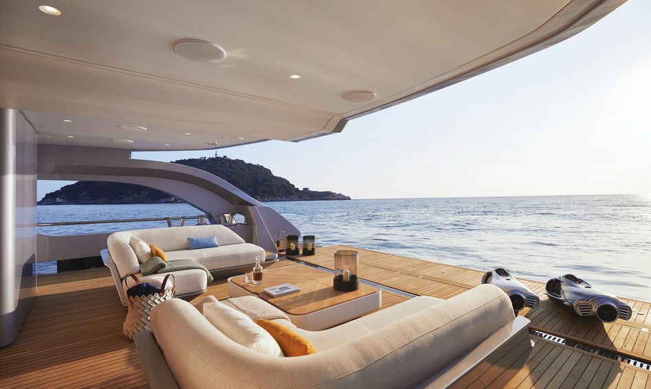 Azimut Grande Trideck, Beach Club