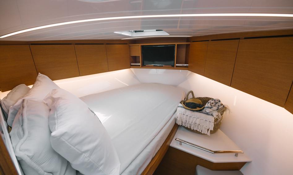 Bertram 35 Flybridge, Accommodation