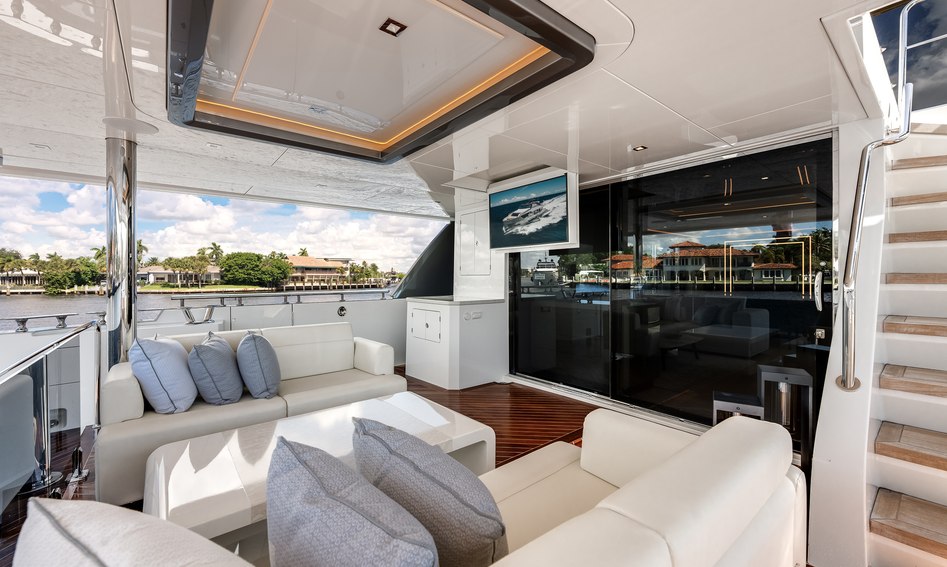 Ocean Alexander 28E, Deck Area