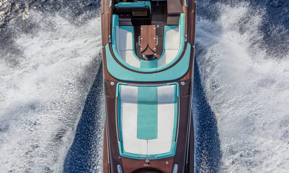 Riva Anniversario, Deck Area