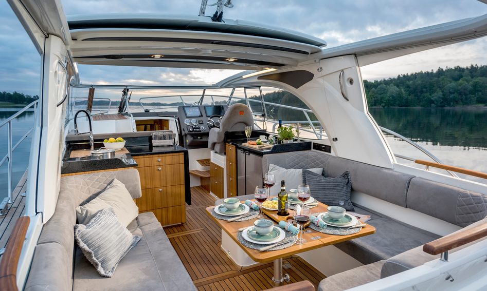 Marex 360 Cabriolet Cruiser, Deck Area