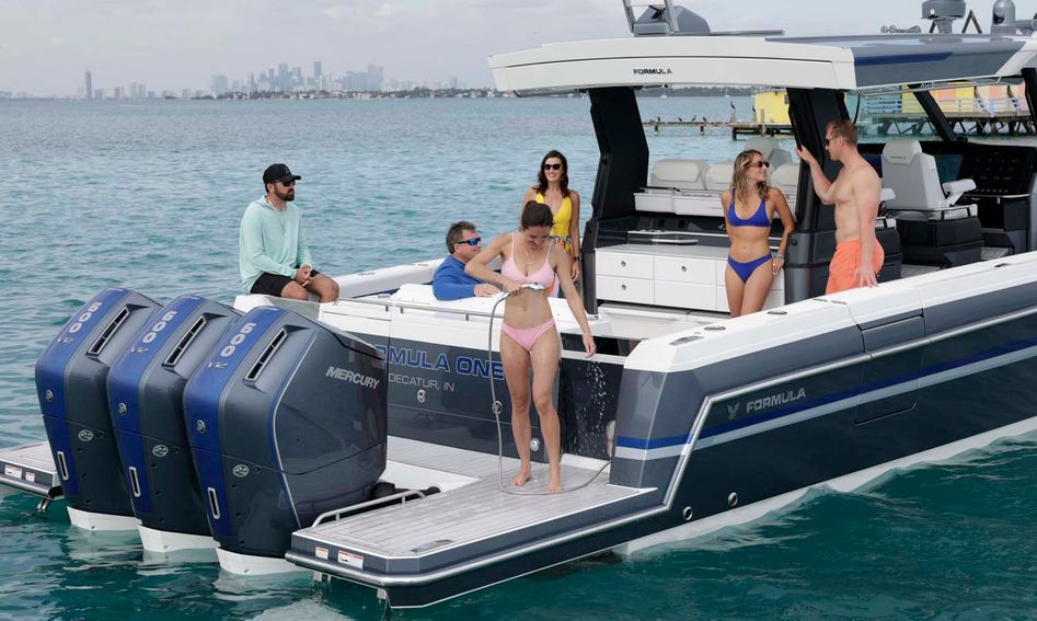 Formula 457 Center Console Sport, Deck Area