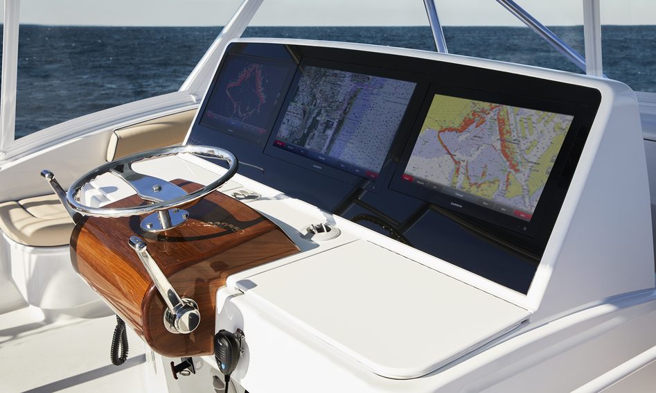 Hatteras GT59, Helm Station