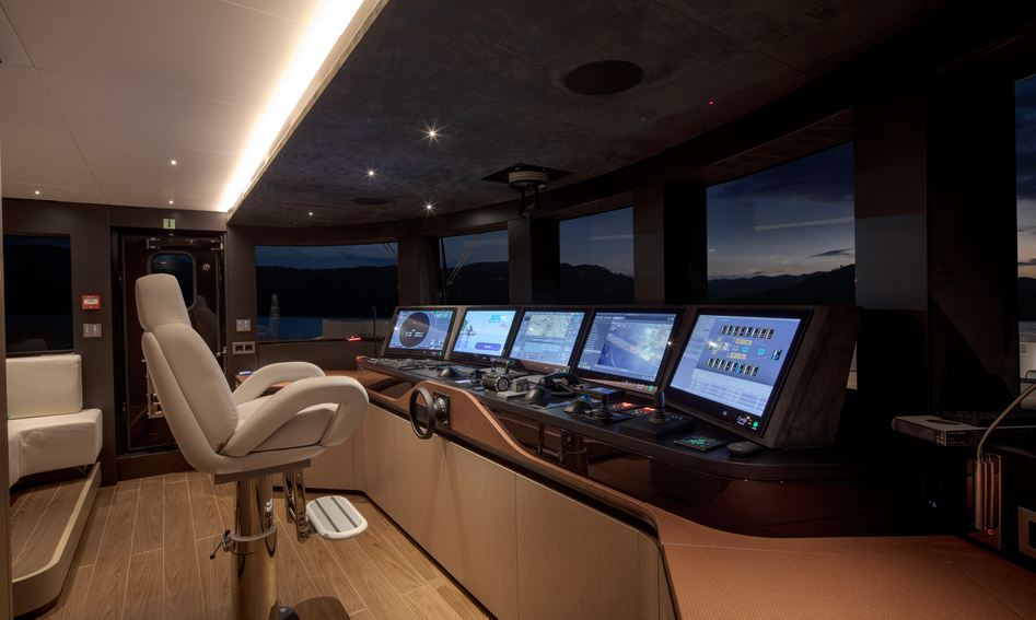 Sirena 42M, Helm Station