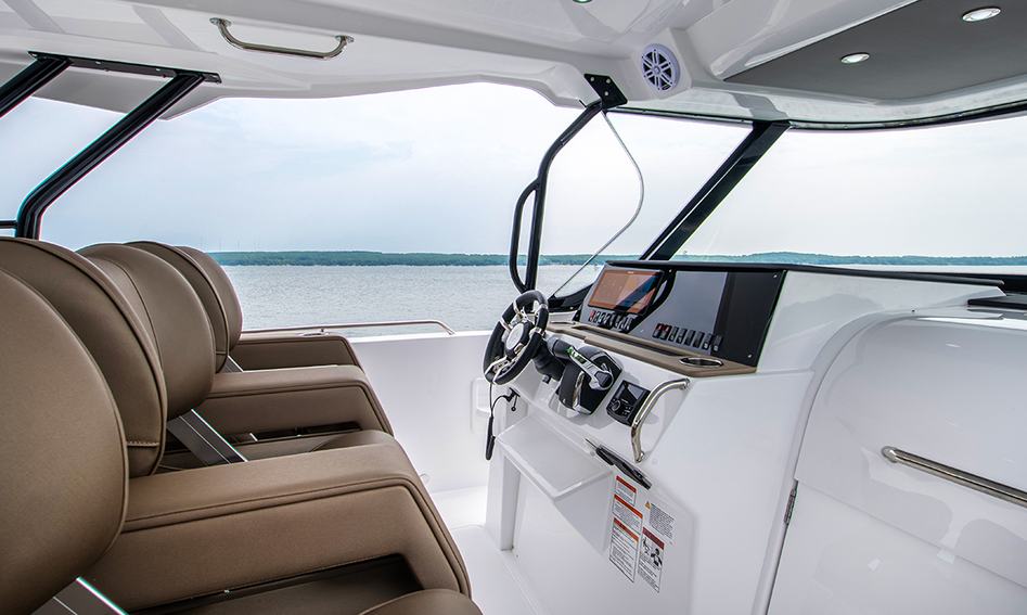 Cruisers 38 VTR, Helm Station
