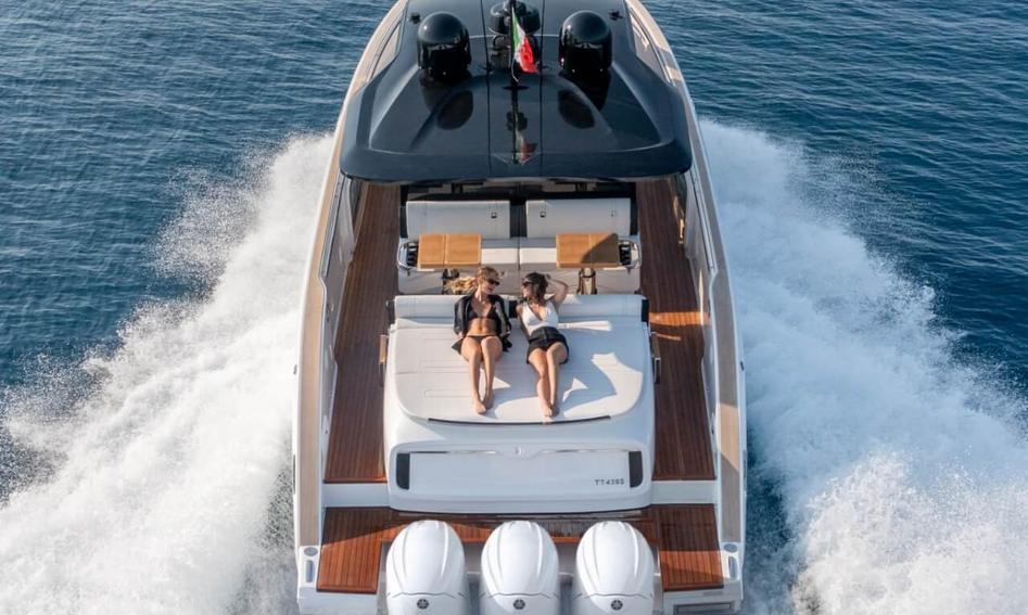 Invictus TT420s, Deck Area
