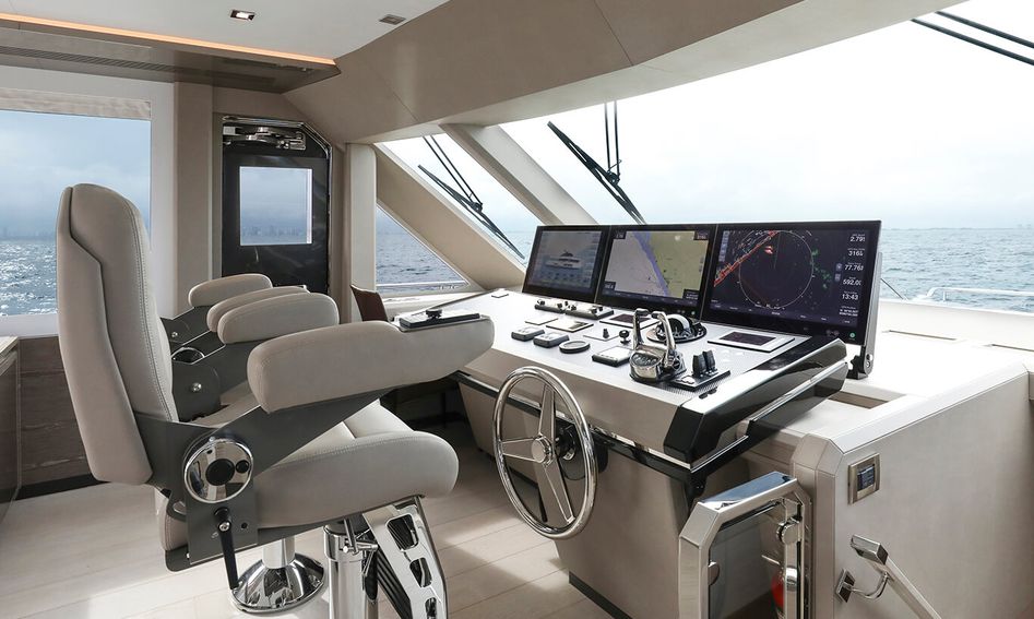 Ocean Alexander 30R , Helm Station