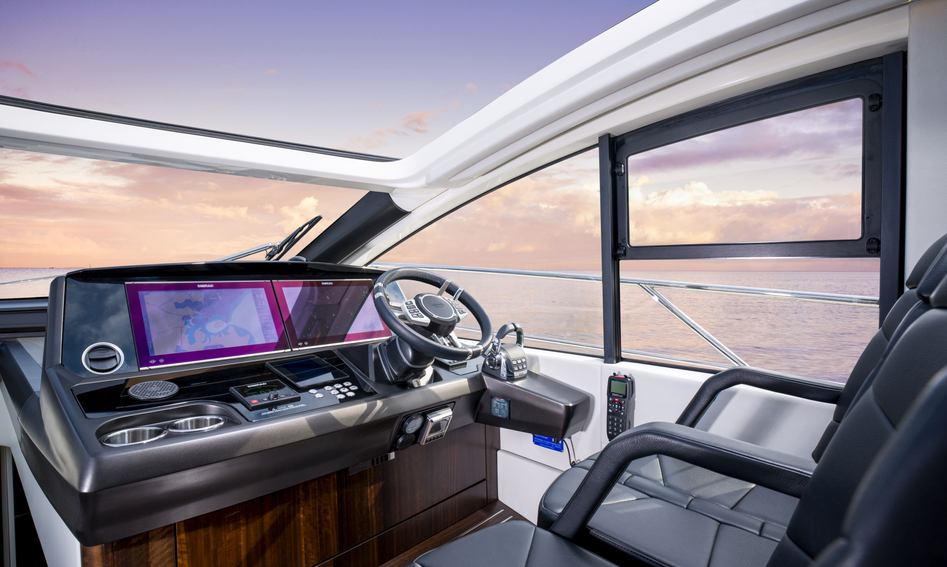 Sunseeker Predator 55 Evo, Helm Station