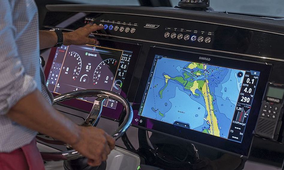 Boston Whaler 360 Outrage , Helm Station