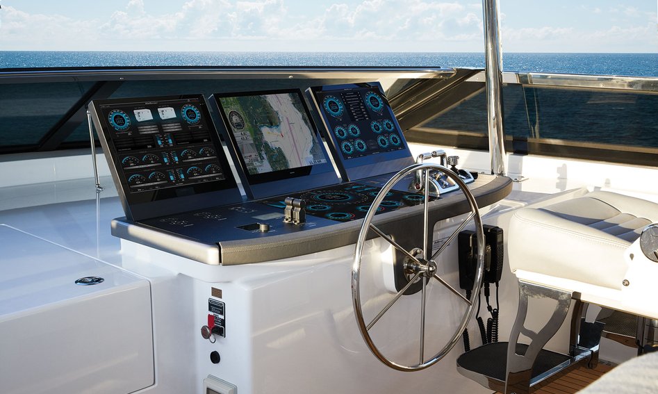 Hatteras M90 Panacera, Helm Station