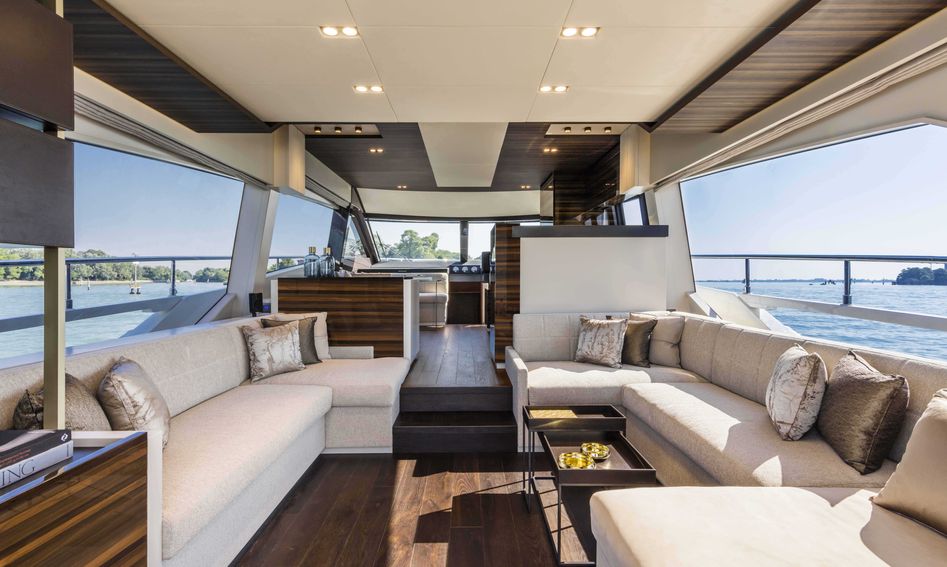 Ferretti 670, Interior