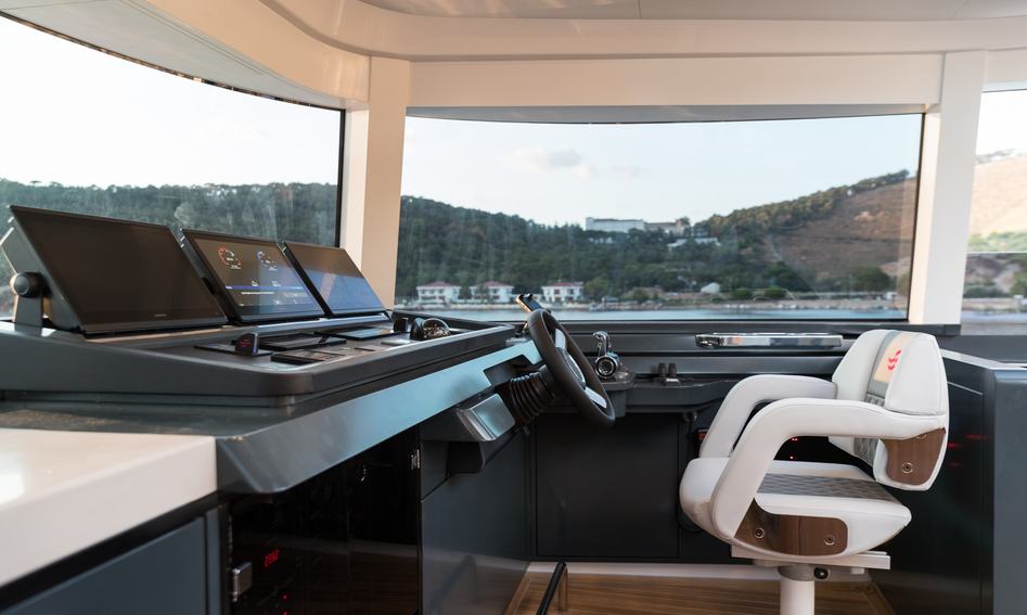 Sirena 78 Enclosed, Helm Station