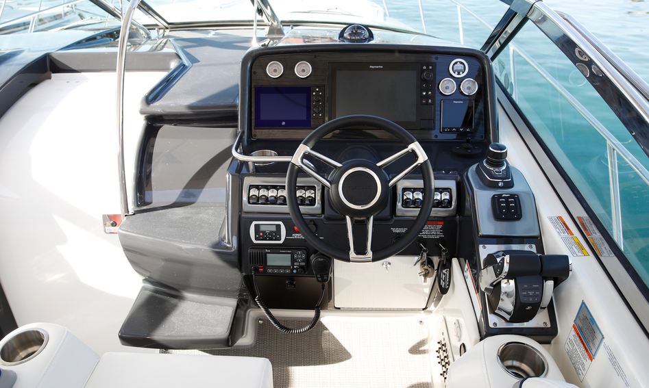 Formula 34 Performance Cruiser Gen 3, Helm Station