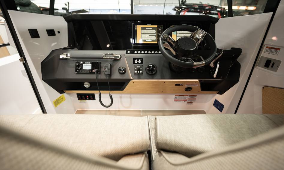 Axopar 29 XC Cross Cabin , Helm Station