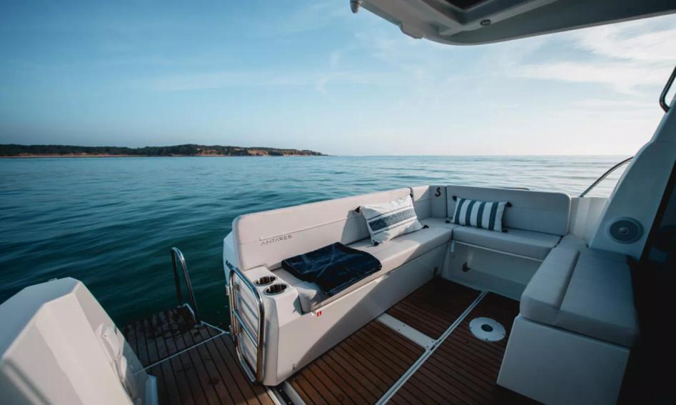 Beneteau Yachts Antares 9  Mk2, Deck Area