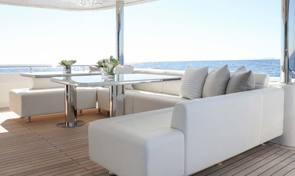 Ocean Alexander 37L, Deck Area