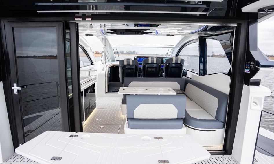 Galeon 435 GTI , Deck Area