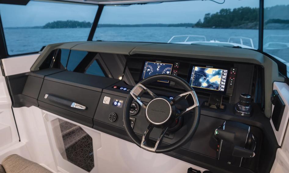 Axopar 38 XC Cross Cabin, Helm Station