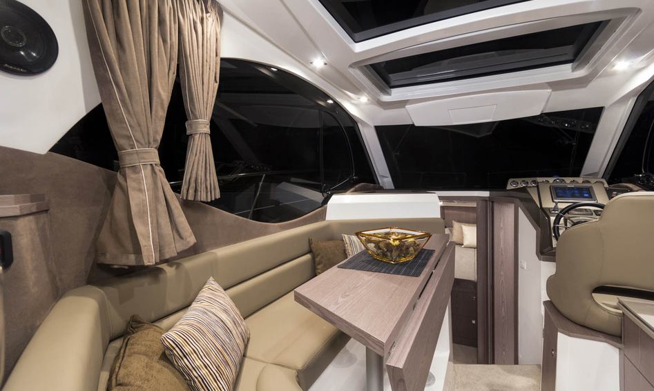 Galeon 310 HTC, Interior