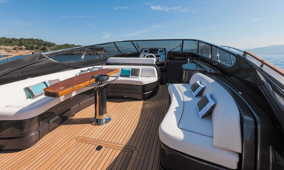 Riva 63&#039; Virtus, Fly Deck/Sportdeck