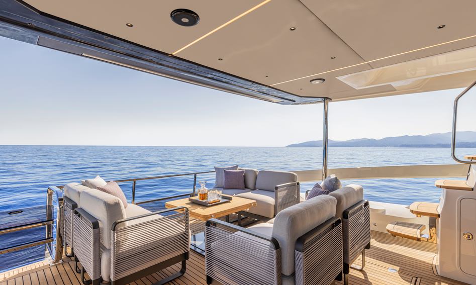 Absolute 56 FLY Gen 2, Deck Area