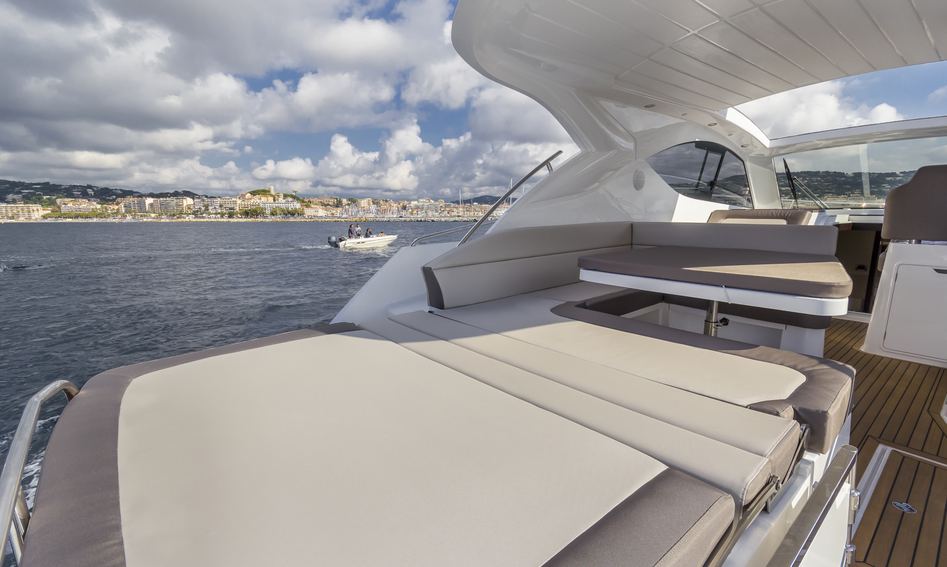 Galeon 405 HTL, Deck Area