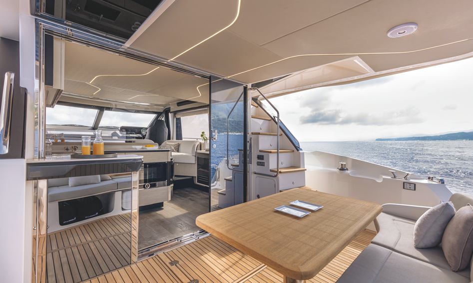 Absolute 47 FLY, Deck Area