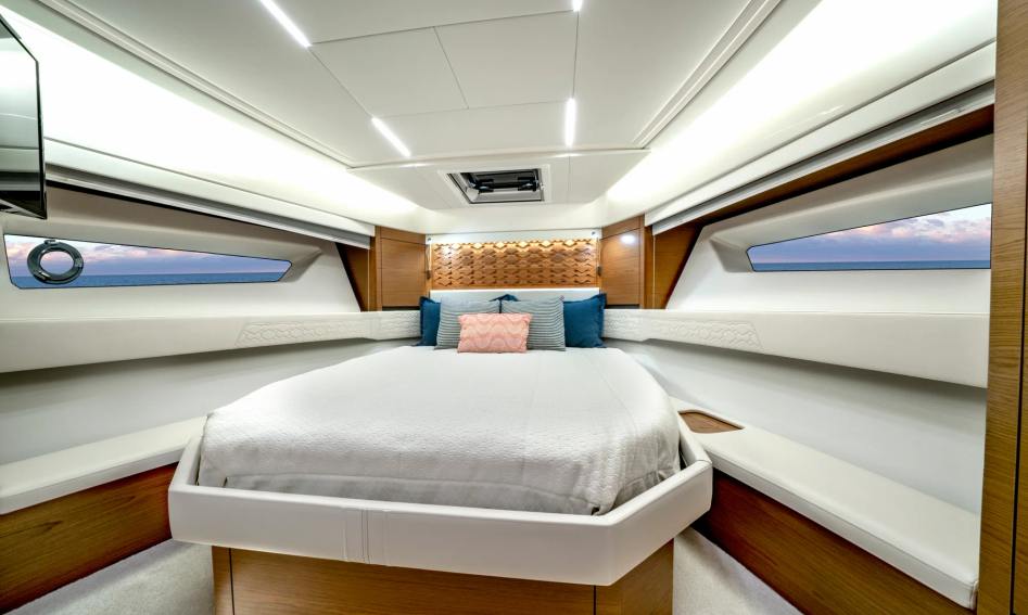 Tiara 48LE , Accommodation