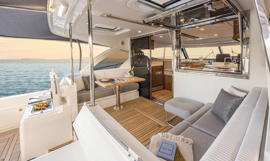 Riviera 465 SUV, Deck Area