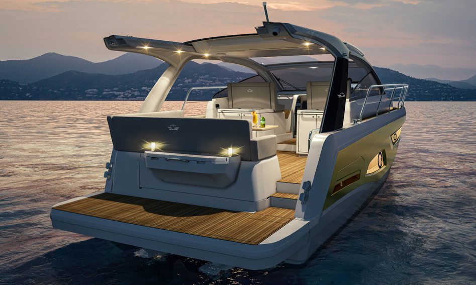 Sealine S390, Deck Area