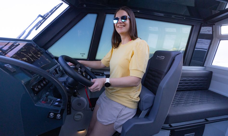 XO DFNDR 8, Helm Station