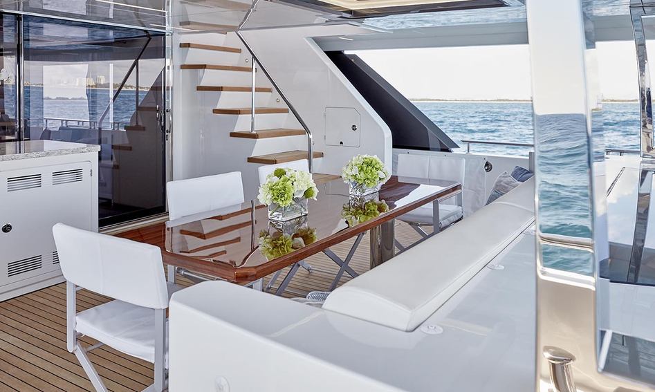 Ocean Alexander 28R Open , Deck Area