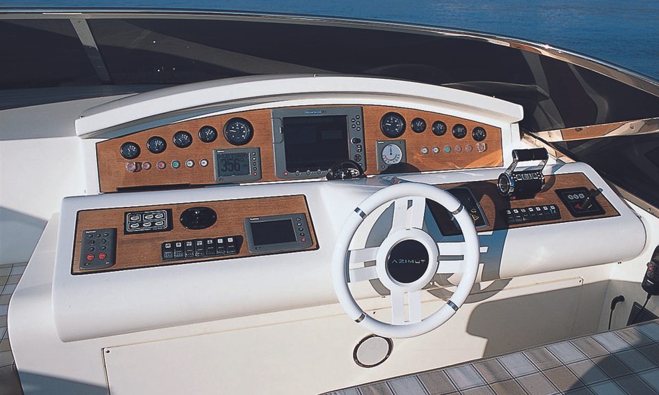 Azimut 98 Leonardo Gen 2, Helm Station