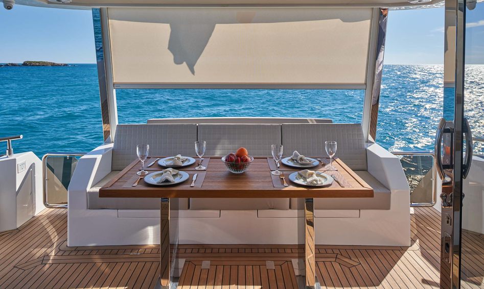 Astondoa 66 Flybridge Mk2, Deck Area