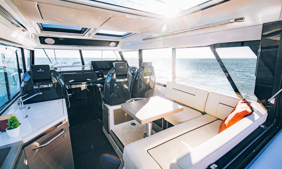 Wellcraft 38 Explorer, Helm Station